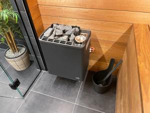 a small grill with food in a room at Bed en Wellness de Paauw in IJzendijke