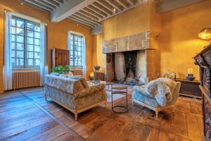 a living room with two couches and a fireplace at Chambre d'hôtes Conquans in Figeac