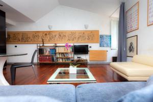 DomusAmor Navona في روما: غرفة معيشة مع أريكة وطاولة قهوة