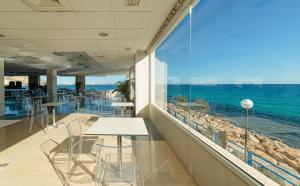 un restaurante con vistas al océano en Hotel Spa Porta Maris by Melia, en Alicante
