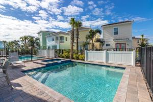 uma piscina com uma cerca e uma casa em Hakuna MaCottage em Orlando