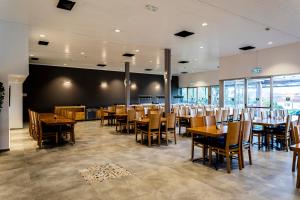 Nes Ammim Hotel餐厅或其他用餐的地方