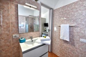 a bathroom with a sink and a mirror at Casa Basilia in San Teodoro