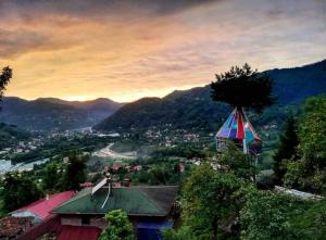 uma vista para uma cidade com uma montanha em Olimbera Köy Evi em Artvin