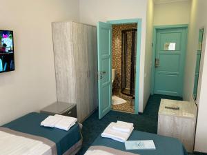 モスクワにあるKirin Hotelのベッド2台、バスルーム(シャワー付)が備わる客室です。