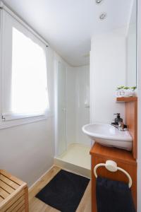 Ett badrum på MIA mobile home with jacuzzi