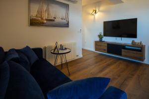 Televízia a/alebo spoločenská miestnosť v ubytovaní Apartman Sailor