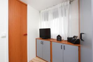 TV a/nebo společenská místnost v ubytování MIA mobile home with jacuzzi