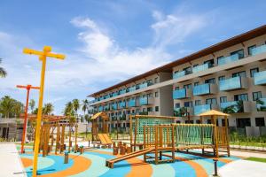 Ipioca的住宿－Ipioca Beach Resort，大楼前的游乐场