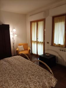 - une chambre avec un lit, une chaise et une table dans l'établissement Rasna Heart Guest House, à Sorano