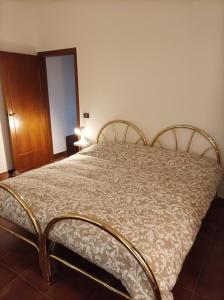 Ce lit se trouve dans un dortoir doté d'un couvre-lit. dans l'établissement Rasna Heart Guest House, à Sorano