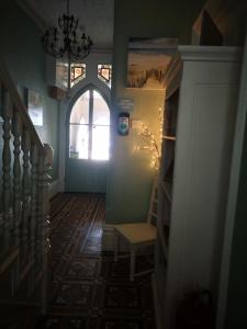 un couloir avec une chaise et une fenêtre dans l'établissement Durham House, à Beer