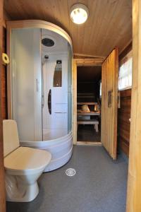 Kylpyhuone majoituspaikassa Hännilänsalmi Camping