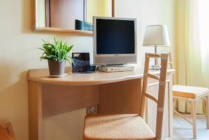 TV a/nebo společenská místnost v ubytování Hotel Orion