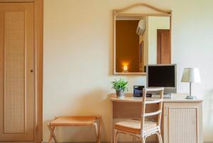 TV a/nebo společenská místnost v ubytování Hotel Orion
