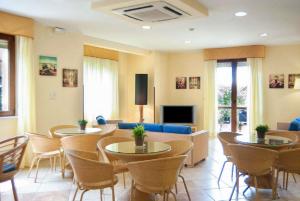 TV a/nebo společenská místnost v ubytování Hotel Orion