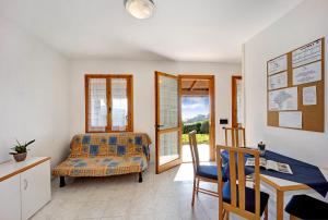 une chambre avec un lit, une table et une chaise dans l'établissement Villaggio Colombo V3 comfort, à Marina dʼAndora