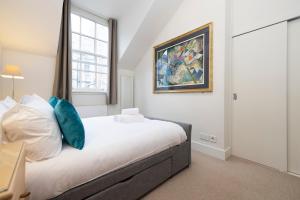 Gallery image of ALTIDO Contemporary and Vibrant 1BR flat near Princes Street in Edinburgh
