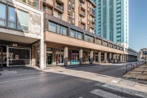 an empty street in a city with tall buildings at Family & Friends Rooms with shared bathroom in Padova