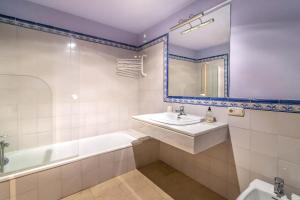 A bathroom at Spacious apartment in Marbella
