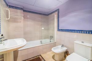A bathroom at Spacious apartment in Marbella