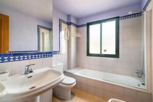 A bathroom at Spacious apartment in Marbella