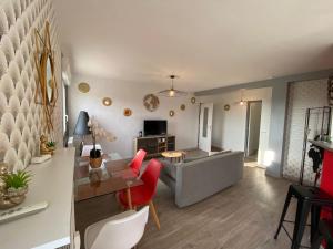 een woonkamer met een bank en een tafel bij PANORAMA Balcony in Pontorson
