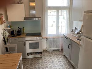 a kitchen with white appliances and a window at Zimmer Solothurn Luterbach in Luterbach