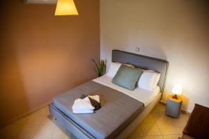 um quarto com uma cama com duas toalhas em Casa Katrine em Lakíthra