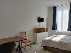 Dormitorio con cama, escritorio y TV en L'arco blu, en Albisola Superiore