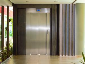 Hotel RS Suites في توكستلا غوتيريز: باب المصعد عليه لافته في مبنى