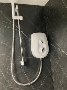卡莱尔Abbey Court Guest House的一个带软管的浴室内的白色小便室