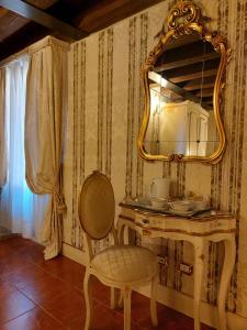 a room with a vanity with a mirror and a chair at Residenza Hotel San Maurizio in Venice