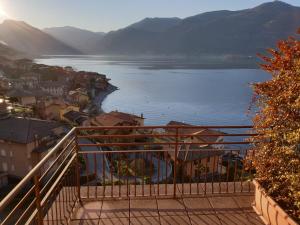 - Balcón con vistas al lago en Appartamento Sole, en Lezzeno