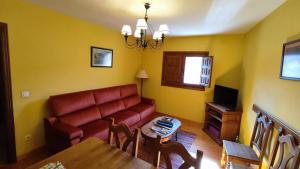 sala de estar con sofá y mesa en Las Hoyas I y II en Tolbaños de Arriba