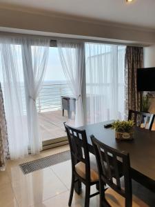 Μια τηλεόραση ή/και κέντρο ψυχαγωγίας στο Porta Mare Apartments LuxView