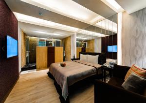 pokój hotelowy z łóżkiem i salonem w obiekcie Liti Motel w mieście Taizhong