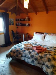 1 dormitorio con cama con edredón en Dimitra's home, en Tesalónica