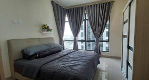 - une chambre avec un lit et une grande fenêtre dans l'établissement HOMESTAY ARC @ AUSTIN HILLS JB, à Johor Bahru