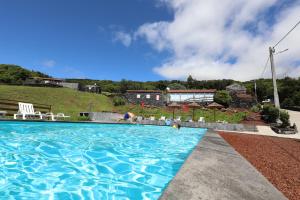 São MateusAldeia da Gingeira的一座带房子的游泳池