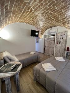ein Zimmer mit zwei Betten und einer Steindecke in der Unterkunft L Antico Soffitto Tropea in Tropea