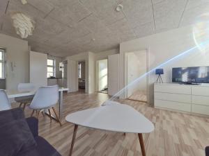 un soggiorno con tavolo e sedie bianchi di (025) Østergade 87 a. Ground Floor a Esbjerg