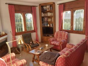 Les tres Calesにあるcasa Costa Doradaのソファ2つとテレビのあるリビングルーム