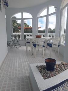 Les tres Calesにあるcasa Costa Doradaの白い部屋(テーブル、椅子、窓付)