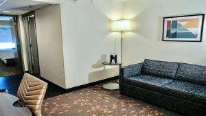 Uma área de estar em Holiday Inn Hotel & Suites Overland Park-Convention Center, an IHG Hotel