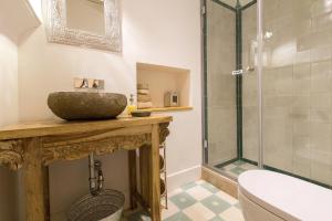een badkamer met een wastafel en een douche bij Villa Domingues in Lissabon