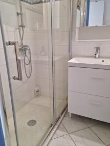 a bathroom with a shower and a sink at ROCADE DE COLLIOURE appt T4 avec grande terrasse et garage in Collioure +27 photos