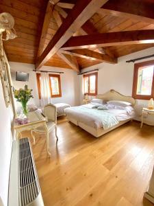 - une chambre avec un grand lit et un plafond en bois dans l'établissement Alloggi Ai Tessitori, à Venise