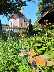 巴特萊辛哈爾的住宿－Schlossberghof Marzoll，一座在房子中间有乌龟的花园