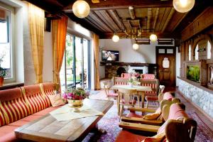 uma sala de estar com mesa e cadeiras em Schlossberghof Marzoll em Bad Reichenhall